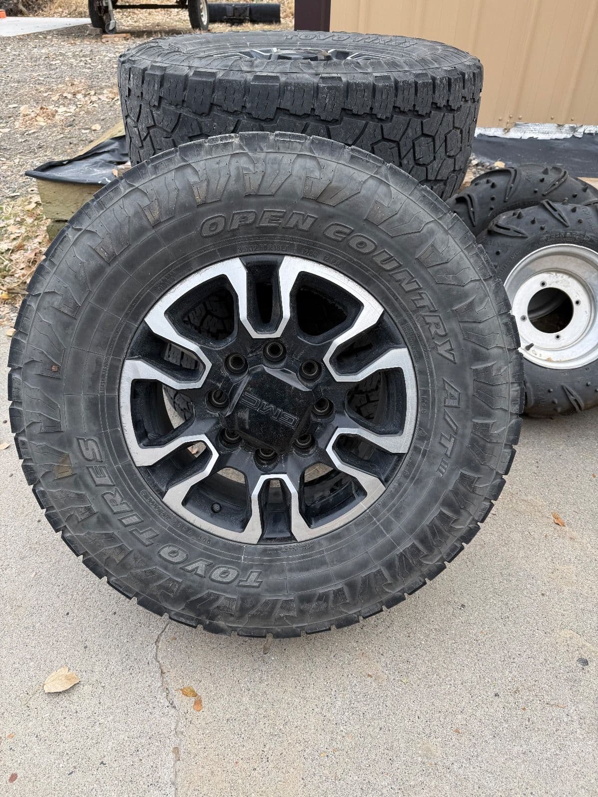 2020 gmc 2500 18 inch tires and rims 150.00$