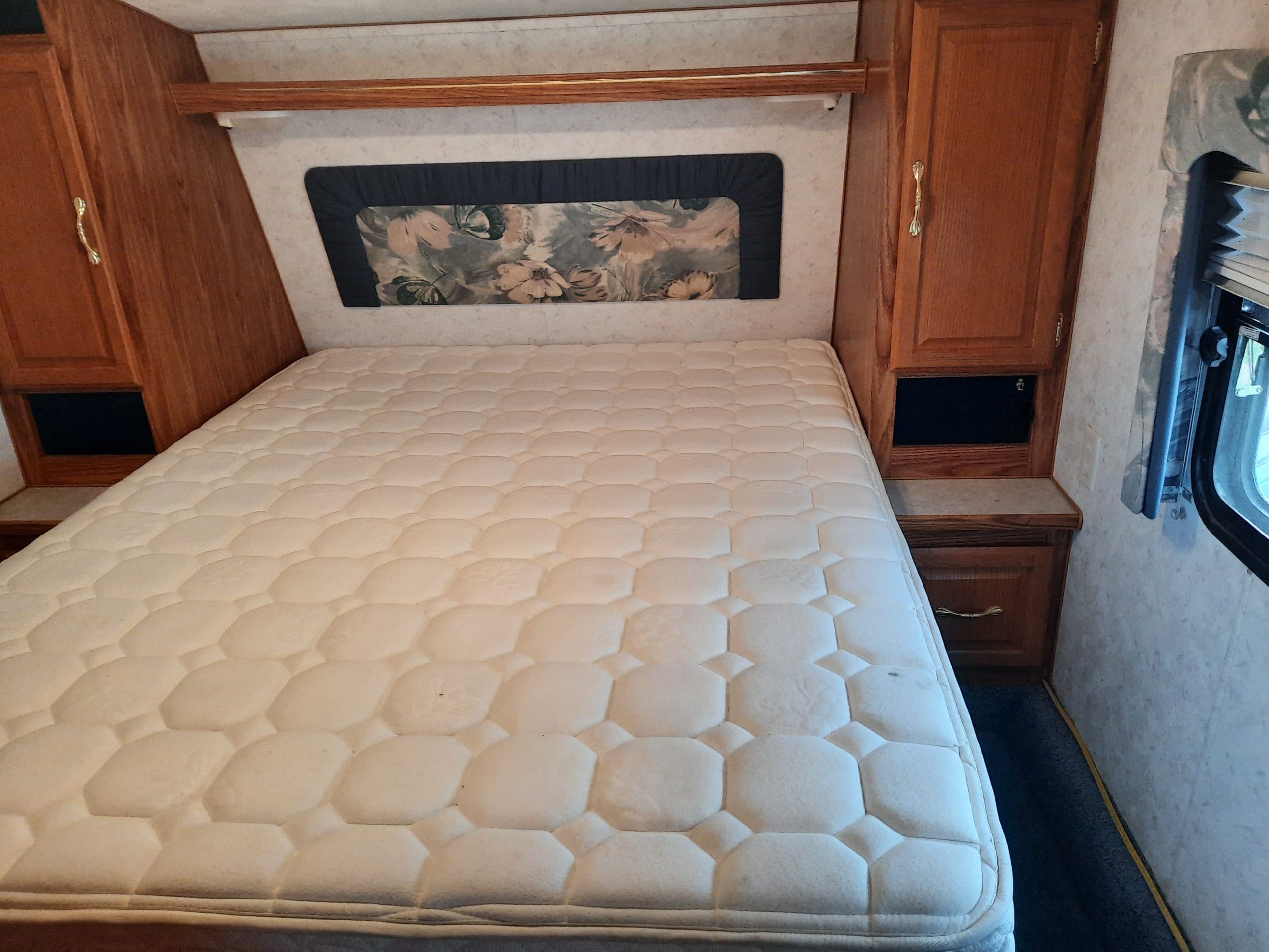 2002 Komfort 26FSG Fiberglass 5th Wheel28′